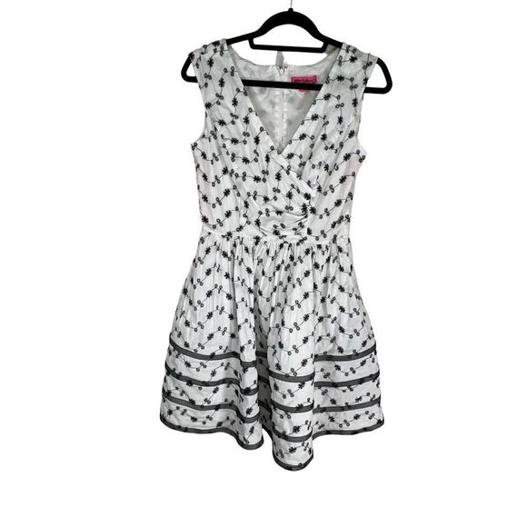 Betsey Johnson Dresses & Skirts - Betsey Johnson Women's Sleeveless Floral Embroidered Fit Flare Dress